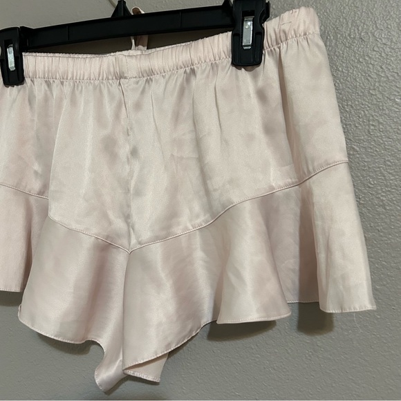 Victoria’s Secret Light Pink Satin Ruffle Loungewear Shorts Women’s Size Medium - Picture 7 of 9
